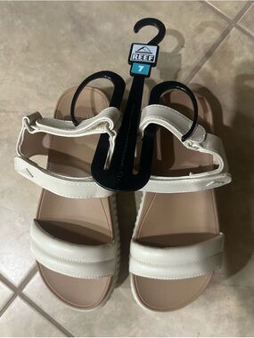 Reef Women’s Cream Strappy Adjustable Sandals